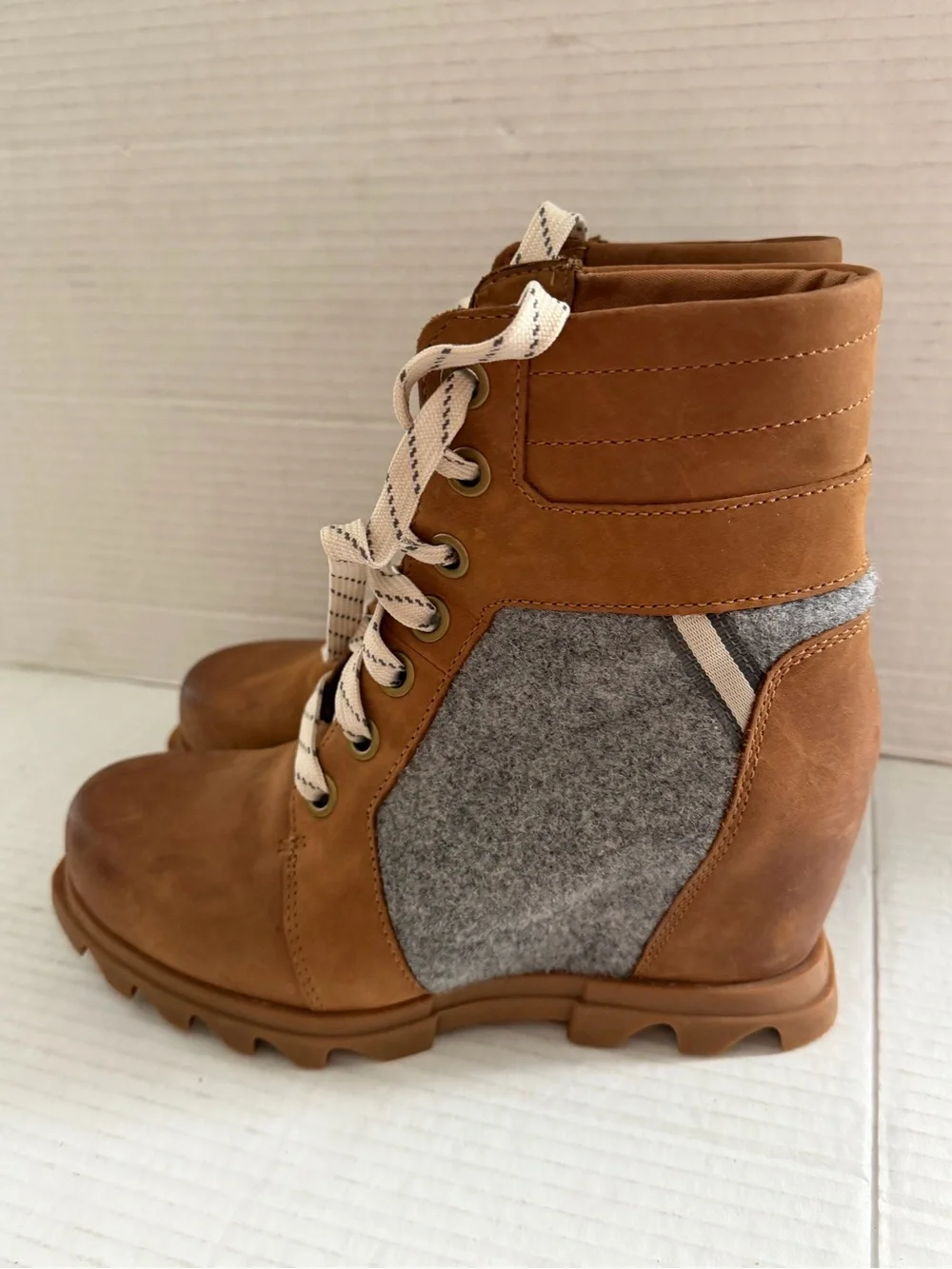 SOREL Joan of Arctic Wedge Lexie Lace-Up Bootie boots Size 8